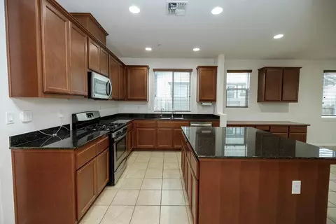 Kitchen - 407 Northampton Way, Newman, CA 95360 photo 5 of 7