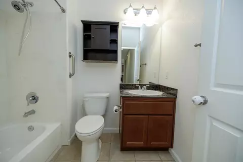 Bath - 407 Northampton Way, Newman, CA 95360 photo 1 of 7