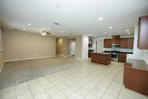 Living - 407 Northampton Way, Newman, CA 95360 photo 5 of 10