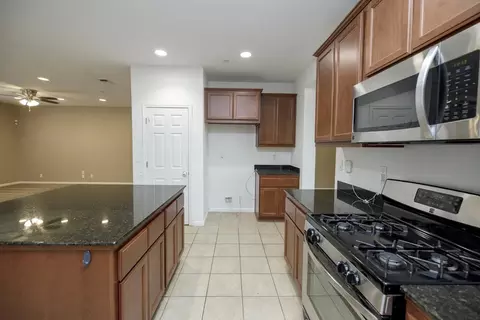 Kitchen - 407 Northampton Way, Newman, CA 95360 photo 3 of 7