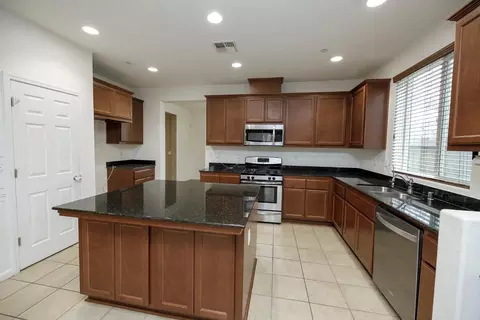 Kitchen - 407 Northampton Way, Newman, CA 95360 photo 2 of 7