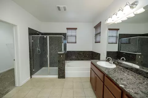 Bath - 407 Northampton Way, Newman, CA 95360 photo 4 of 7
