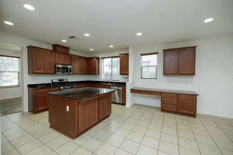 Kitchen - 407 Northampton Way, Newman, CA 95360 photo 4 of 7