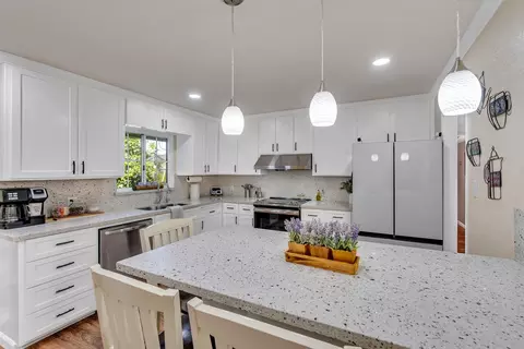 725 Nevada Ave, Los Banos, CA 93635