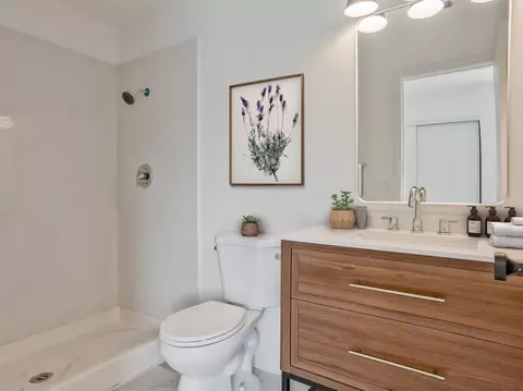 Bath - 2919 Easy Way, Carmichael, CA 95608 photo 2 of 2