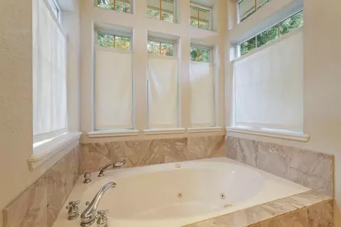 Bath - 8336 Park Pl, Tracy, CA 95304 photo 2 of 6