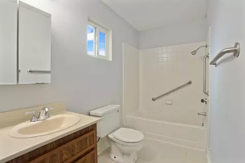 Bath - 725 Mcfall Pl, Manteca, CA 95336 photo 1 of 4