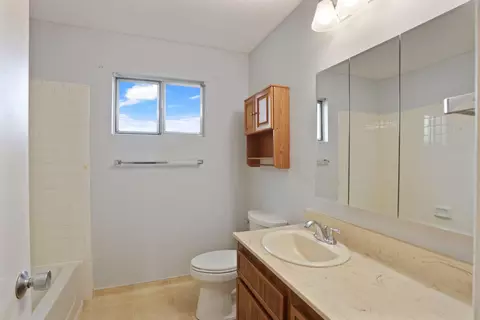 Bath - 725 Mcfall Pl, Manteca, CA 95336 photo 3 of 4