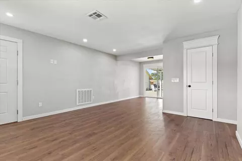 Living - 1985 16th St, Olivehurst, CA 95961 photo 2 of 5