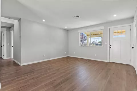 Living - 1985 16th St, Olivehurst, CA 95961 photo 4 of 5