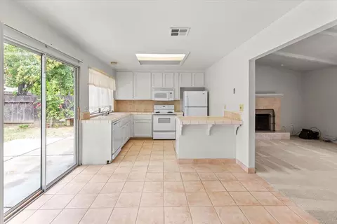Kitchen - 3705 Lamborghini Ln, Modesto, CA 95356 photo 2 of 4