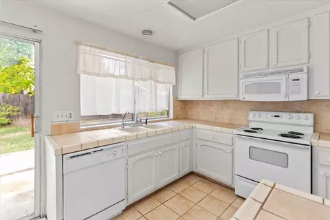 Kitchen - 3705 Lamborghini Ln, Modesto, CA 95356 photo 4 of 4