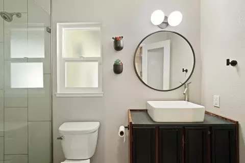 Bath - 1813 Bannister Pl, Modesto, CA 95355 photo 1 of 5