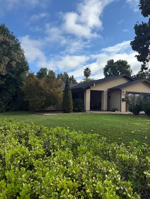 2831 Bradshaw Rd, Sacramento, CA 95827
