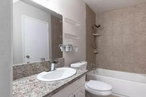 Bath - 2724 Park Pl, Modesto, CA 95350 photo 1 of 1