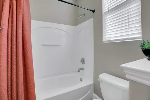 Bath - 4130 Mcalister Ct, Olivehurst, CA 95961 photo 4 of 9
