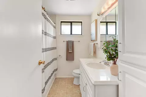 Bath - 4231 Marshall Ave, Carmichael, CA 95608 photo 3 of 5