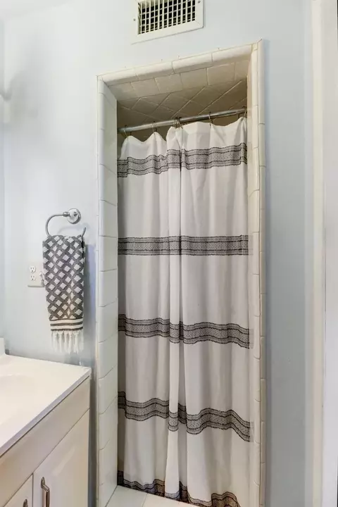 Bath - 4231 Marshall Ave, Carmichael, CA 95608 photo 2 of 5