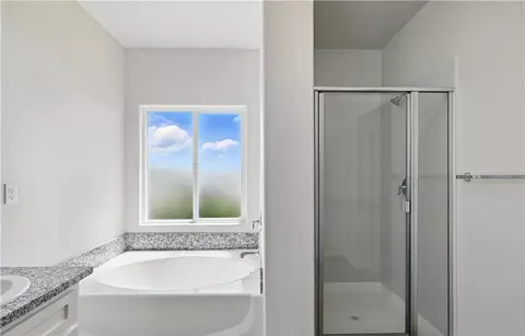 Bath - 695 Valencia Ct, Merced, CA 95341 photo 3 of 4
