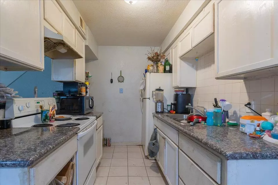 Kitchen - 4165 Cuny Ave, Sacramento, CA 95823 photo 3 of 4