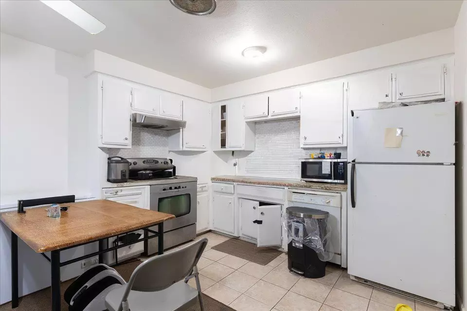 Kitchen - 4165 Cuny Ave, Sacramento, CA 95823 photo 2 of 4