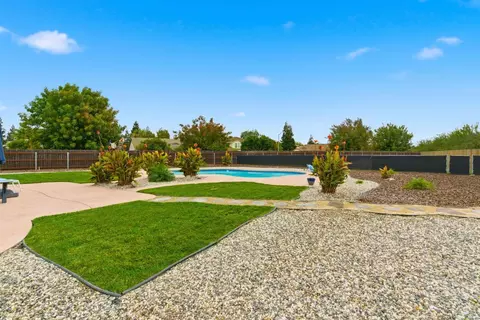 Exterior - 1806 W Ripon Rd, Ripon, CA 95366 photo 5 of 10
