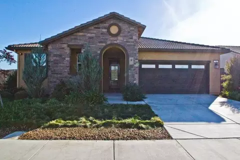 718 Crow Creek Cir, Galt, CA 95632