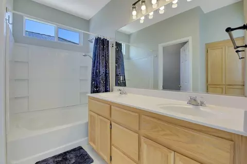 Bath - 2204 Summerfield Ln, Olivehurst, CA 95961 photo 2 of 2