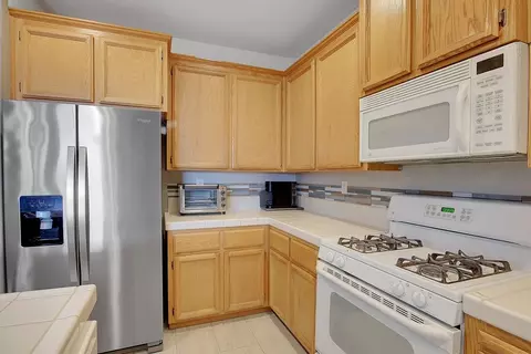 Kitchen - 2204 Summerfield Ln, Olivehurst, CA 95961 photo 3 of 4