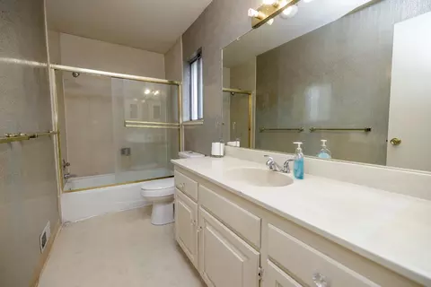 Bath - 661 Newcomb Ave, Turlock, CA 95382 photo 1 of 3