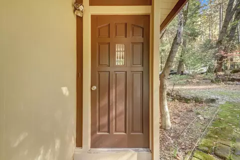 Entry Way - 10046 Smith Rd, Grass Valley, CA 95949 photo 1 of 6
