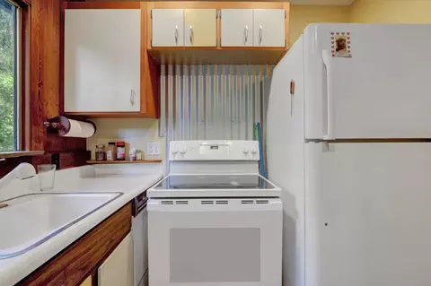 Kitchen - 10046 Smith Rd, Grass Valley, CA 95949 photo 5 of 6