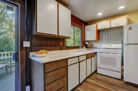 Kitchen - 10046 Smith Rd, Grass Valley, CA 95949 photo 2 of 6