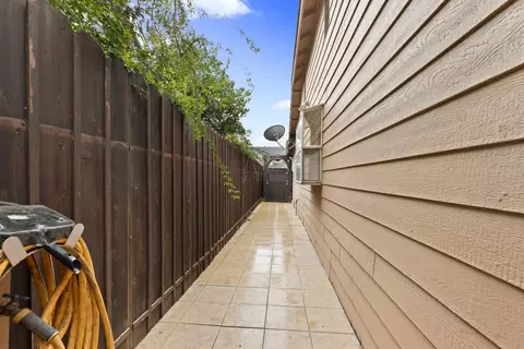 Entry Way - 2025 Dorset Ln, Modesto, CA 95355 photo 5 of 5