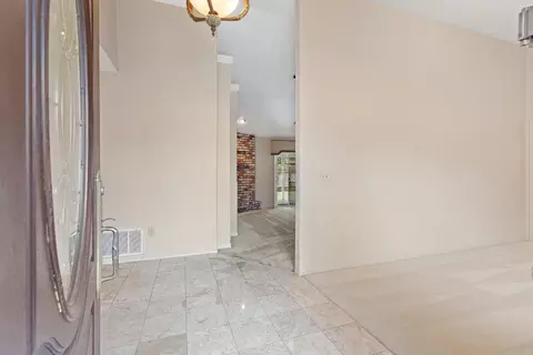 Entry Way - 2025 Dorset Ln, Modesto, CA 95355 photo 2 of 5
