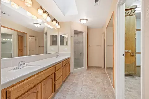 Bath - 2025 Dorset Ln, Modesto, CA 95355 photo 2 of 3