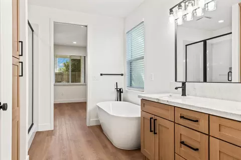 Bath - 688 Cindy Dr, Ripon, CA 95366 photo 3 of 7
