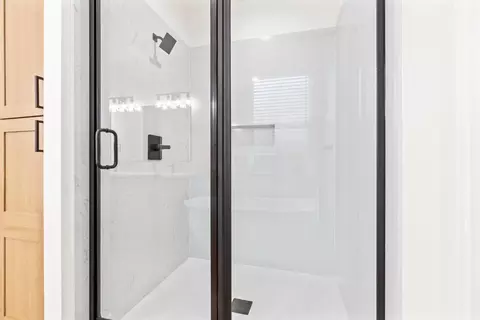Bath - 688 Cindy Dr, Ripon, CA 95366 photo 4 of 7