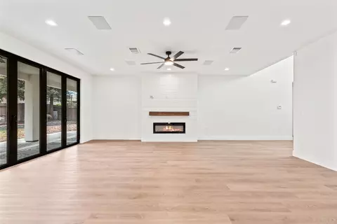 Living - 688 Cindy Dr, Ripon, CA 95366 photo 2 of 7