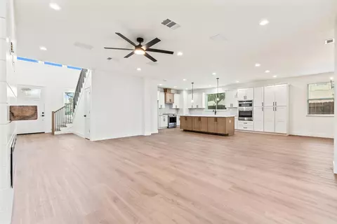 Living - 688 Cindy Dr, Ripon, CA 95366 photo 3 of 7
