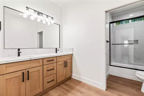 Bath - 688 Cindy Dr, Ripon, CA 95366 photo 6 of 7