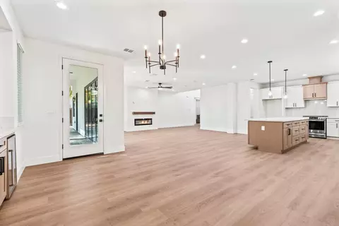 Living - 688 Cindy Dr, Ripon, CA 95366 photo 5 of 7