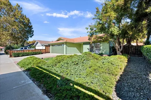 495 Magnolia Ln, Tracy, CA 95376 photo 2