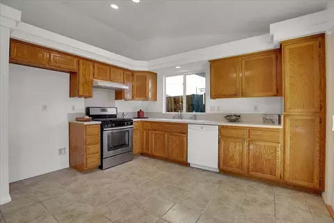 Kitchen - 4137 Deaton Dr, Olivehurst, CA 95961 photo 3 of 5