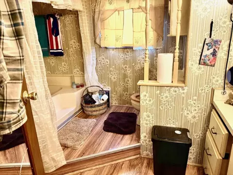 Bath - 515 E Main St #19, Rogue River, OR 97537 photo 1 of 3