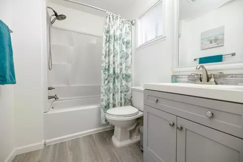 Bath - 2516 Maestro Way, Modesto, CA 95355 photo 5 of 6