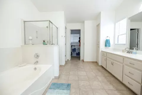 Bath - 2516 Maestro Way, Modesto, CA 95355 photo 2 of 6