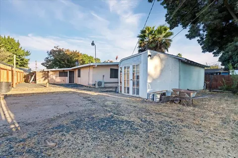 Exterior - 617 E Placid Ln, Modesto, CA 95351 photo 4 of 5