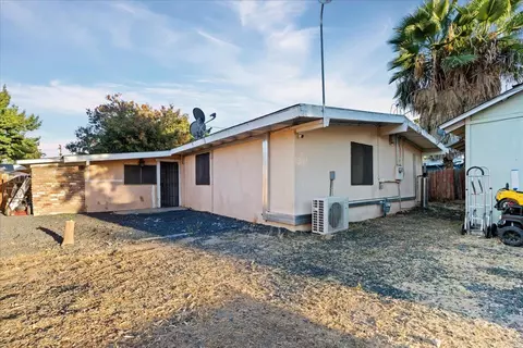 Exterior - 617 E Placid Ln, Modesto, CA 95351 photo 2 of 5
