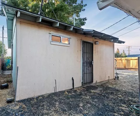 Exterior - 617 E Placid Ln, Modesto, CA 95351 photo 3 of 5